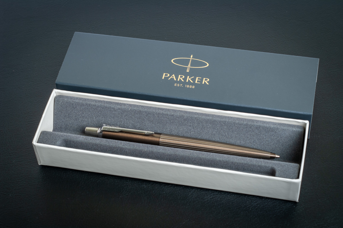 Parker jotter. Ручка шариковая "Parker. Jotter Premium. Carlisle Brown Pinstripe" CT. Pr03. 176 1953201. Parker шариковая ручка Jotter Premium k176. Шариковая ручка Parker Jotter Premium Carlisle Brown Pinstripe CT. Ручка Parker 1953201 Brown.